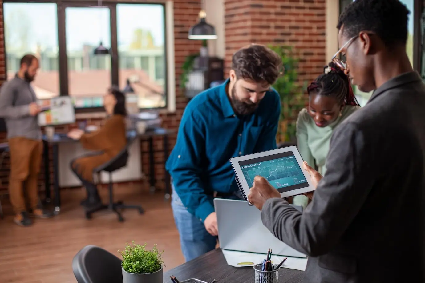 Hombre de negocios revisando un informe en una tableta