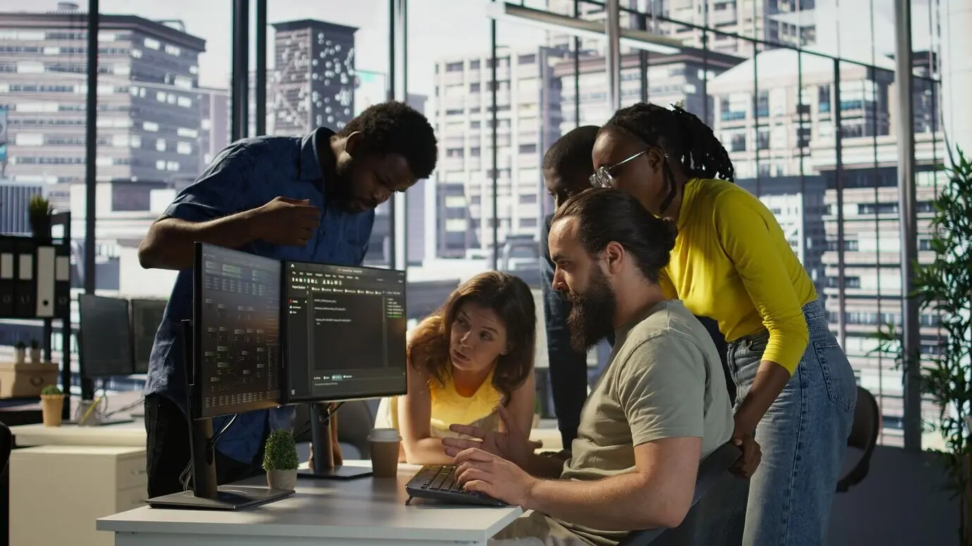 Equipo de desarrolladores realizando una lluvia de ideas para optimizar el código.