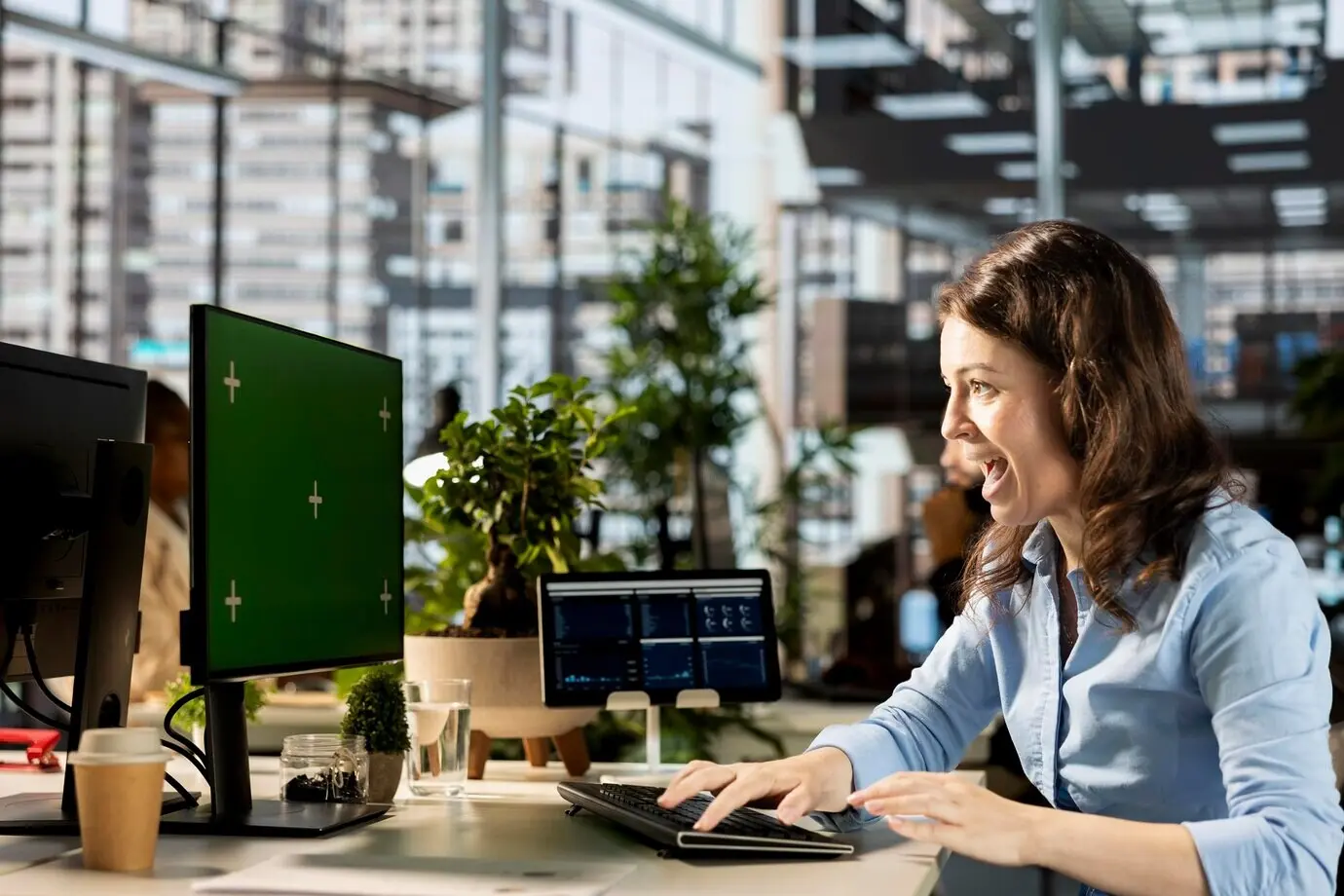 Joven mujer de negocios realizando tareas administrativas junto a espacio para texto.