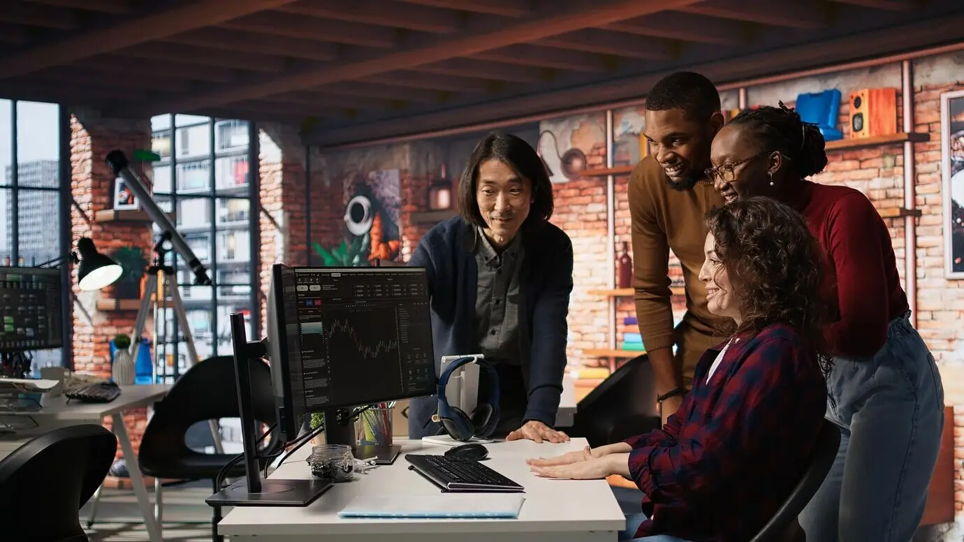 Equipo de una startup vitorea y choca los cinco tras ver que las acciones de la empresa están subiendo.